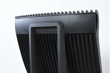 中古　超美品!!　展示品　イトーキ(ITOKI)　アルミミラー仕上げ　エラストマーバック　スピーナチェア(Spina)　高級感と快適性を兼ね備えたオフィスチェア2脚セット(アームチェア、デスクチェア、回転チェア、椅子、イス、バラ売り可能   )(定価2脚で約50万円)(R-083542)