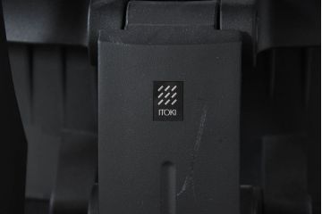 中古　超美品!!　展示品　イトーキ(ITOKI)　アルミミラー仕上げ　エラストマーバック　スピーナチェア(Spina)　高級感と快適性を兼ね備えたオフィスチェア2脚セット(アームチェア、デスクチェア、回転チェア、椅子、イス、バラ売り可能   )(定価2脚で約50万円)(R-083542)