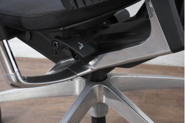 中古　超美品!!　展示品　イトーキ(ITOKI)　アルミミラー仕上げ　エラストマーバック　スピーナチェア(Spina)　高級感と快適性を兼ね備えたオフィスチェア2脚セット(アームチェア、デスクチェア、回転チェア、椅子、イス、バラ売り可能   )(定価2脚で約50万円)(R-083542)