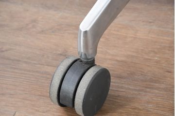 中古　超美品!!　展示品　イトーキ(ITOKI)　アルミミラー仕上げ　エラストマーバック　スピーナチェア(Spina)　高級感と快適性を兼ね備えたオフィスチェア2脚セット(アームチェア、デスクチェア、回転チェア、椅子、イス、バラ売り可能   )(定価2脚で約50万円)(R-083542)