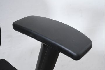 中古　超美品!!　展示品　イトーキ(ITOKI)　アルミミラー仕上げ　エラストマーバック　スピーナチェア(Spina)　高級感と快適性を兼ね備えたオフィスチェア2脚セット(アームチェア、デスクチェア、回転チェア、椅子、イス、バラ売り可能   )(定価2脚で約50万円)(R-083542)