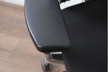 中古　超美品!!　展示品　イトーキ(ITOKI)　アルミミラー仕上げ　エラストマーバック　スピーナチェア(Spina)　高級感と快適性を兼ね備えたオフィスチェア2脚セット(アームチェア、デスクチェア、回転チェア、椅子、イス、バラ売り可能   )(定価2脚で約50万円)(R-083542)