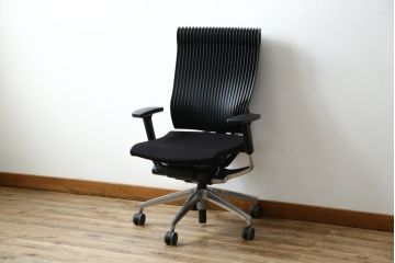 中古　超美品!!　展示品　イトーキ(ITOKI)　アルミミラー仕上げ　エラストマーバック　スピーナチェア(Spina)　高級感と快適性を兼ね備えたオフィスチェア(アームチェア、デスクチェア、回転チェア、椅子、イス)(定価約25万円)(R-083542)