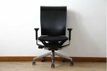 中古　超美品!!　展示品　イトーキ(ITOKI)　アルミミラー仕上げ　エラストマーバック　スピーナチェア(Spina)　高級感と快適性を兼ね備えたオフィスチェア(アームチェア、デスクチェア、回転チェア、椅子、イス)(定価約25万円)(R-083542)