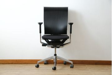 中古　超美品!!　展示品　イトーキ(ITOKI)　アルミミラー仕上げ　エラストマーバック　スピーナチェア(Spina)　高級感と快適性を兼ね備えたオフィスチェア(アームチェア、デスクチェア、回転チェア、椅子、イス)(定価約25万円)(R-083542)