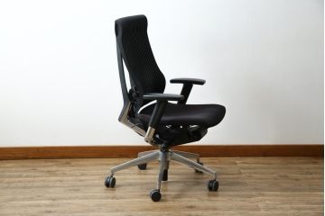 中古　超美品!!　展示品　イトーキ(ITOKI)　アルミミラー仕上げ　エラストマーバック　スピーナチェア(Spina)　高級感と快適性を兼ね備えたオフィスチェア(アームチェア、デスクチェア、回転チェア、椅子、イス)(定価約25万円)(R-083542)