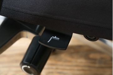 中古　超美品!!　展示品　イトーキ(ITOKI)　アルミミラー仕上げ　エラストマーバック　スピーナチェア(Spina)　高級感と快適性を兼ね備えたオフィスチェア(アームチェア、デスクチェア、回転チェア、椅子、イス)(定価約25万円)(R-083542)
