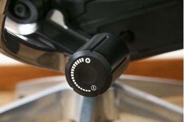 中古　超美品!!　展示品　イトーキ(ITOKI)　アルミミラー仕上げ　エラストマーバック　スピーナチェア(Spina)　高級感と快適性を兼ね備えたオフィスチェア(アームチェア、デスクチェア、回転チェア、椅子、イス)(定価約25万円)(R-083542)