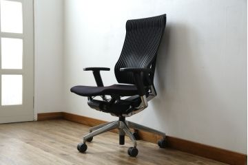 中古　超美品!!　展示品　イトーキ(ITOKI)　アルミミラー仕上げ　エラストマーバック　スピーナチェア(Spina)　高級感と快適性を兼ね備えたオフィスチェア(アームチェア、デスクチェア、回転チェア、椅子、イス)(定価約25万円)(R-083542)