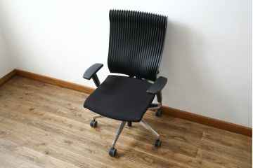 中古　超美品!!　展示品　イトーキ(ITOKI)　アルミミラー仕上げ　エラストマーバック　スピーナチェア(Spina)　高級感と快適性を兼ね備えたオフィスチェア(アームチェア、デスクチェア、回転チェア、椅子、イス)(定価約25万円)(R-083542)