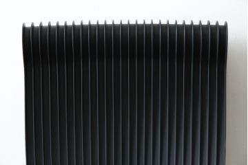 中古　超美品!!　展示品　イトーキ(ITOKI)　アルミミラー仕上げ　エラストマーバック　スピーナチェア(Spina)　高級感と快適性を兼ね備えたオフィスチェア(アームチェア、デスクチェア、回転チェア、椅子、イス)(定価約25万円)(R-083542)