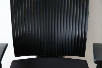 中古　超美品!!　展示品　イトーキ(ITOKI)　アルミミラー仕上げ　エラストマーバック　スピーナチェア(Spina)　高級感と快適性を兼ね備えたオフィスチェア(アームチェア、デスクチェア、回転チェア、椅子、イス)(定価約25万円)(R-083542)
