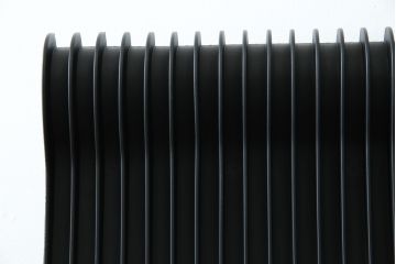 中古　超美品!!　展示品　イトーキ(ITOKI)　アルミミラー仕上げ　エラストマーバック　スピーナチェア(Spina)　高級感と快適性を兼ね備えたオフィスチェア(アームチェア、デスクチェア、回転チェア、椅子、イス)(定価約25万円)(R-083542)