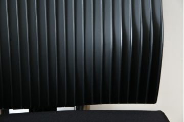 中古　超美品!!　展示品　イトーキ(ITOKI)　アルミミラー仕上げ　エラストマーバック　スピーナチェア(Spina)　高級感と快適性を兼ね備えたオフィスチェア(アームチェア、デスクチェア、回転チェア、椅子、イス)(定価約25万円)(R-083542)
