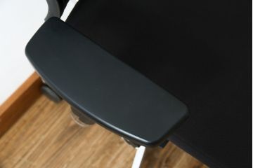 中古　超美品!!　展示品　イトーキ(ITOKI)　アルミミラー仕上げ　エラストマーバック　スピーナチェア(Spina)　高級感と快適性を兼ね備えたオフィスチェア(アームチェア、デスクチェア、回転チェア、椅子、イス)(定価約25万円)(R-083542)