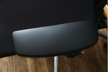 中古　超美品!!　展示品　イトーキ(ITOKI)　アルミミラー仕上げ　エラストマーバック　スピーナチェア(Spina)　高級感と快適性を兼ね備えたオフィスチェア(アームチェア、デスクチェア、回転チェア、椅子、イス)(定価約25万円)(R-083542)
