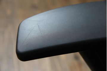 中古　超美品!!　展示品　イトーキ(ITOKI)　アルミミラー仕上げ　エラストマーバック　スピーナチェア(Spina)　高級感と快適性を兼ね備えたオフィスチェア(アームチェア、デスクチェア、回転チェア、椅子、イス)(定価約25万円)(R-083542)