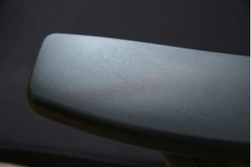 中古　超美品!!　展示品　イトーキ(ITOKI)　アルミミラー仕上げ　エラストマーバック　スピーナチェア(Spina)　高級感と快適性を兼ね備えたオフィスチェア(アームチェア、デスクチェア、回転チェア、椅子、イス)(定価約25万円)(R-083542)