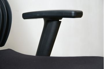 中古　超美品!!　展示品　イトーキ(ITOKI)　アルミミラー仕上げ　エラストマーバック　スピーナチェア(Spina)　高級感と快適性を兼ね備えたオフィスチェア(アームチェア、デスクチェア、回転チェア、椅子、イス)(定価約25万円)(R-083542)