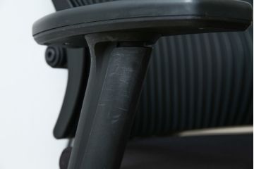 中古　超美品!!　展示品　イトーキ(ITOKI)　アルミミラー仕上げ　エラストマーバック　スピーナチェア(Spina)　高級感と快適性を兼ね備えたオフィスチェア(アームチェア、デスクチェア、回転チェア、椅子、イス)(定価約25万円)(R-083542)