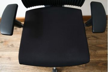 中古　超美品!!　展示品　イトーキ(ITOKI)　アルミミラー仕上げ　エラストマーバック　スピーナチェア(Spina)　高級感と快適性を兼ね備えたオフィスチェア(アームチェア、デスクチェア、回転チェア、椅子、イス)(定価約25万円)(R-083542)
