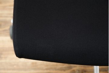 中古　超美品!!　展示品　イトーキ(ITOKI)　アルミミラー仕上げ　エラストマーバック　スピーナチェア(Spina)　高級感と快適性を兼ね備えたオフィスチェア(アームチェア、デスクチェア、回転チェア、椅子、イス)(定価約25万円)(R-083542)