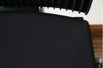 中古　超美品!!　展示品　イトーキ(ITOKI)　アルミミラー仕上げ　エラストマーバック　スピーナチェア(Spina)　高級感と快適性を兼ね備えたオフィスチェア(アームチェア、デスクチェア、回転チェア、椅子、イス)(定価約25万円)(R-083542)