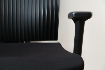 中古　超美品!!　展示品　イトーキ(ITOKI)　アルミミラー仕上げ　エラストマーバック　スピーナチェア(Spina)　高級感と快適性を兼ね備えたオフィスチェア(アームチェア、デスクチェア、回転チェア、椅子、イス)(定価約25万円)(R-083542)