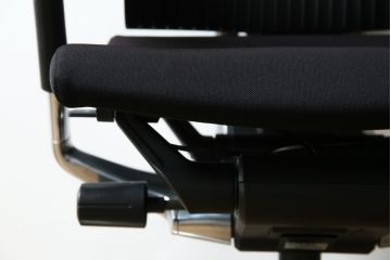 中古　超美品!!　展示品　イトーキ(ITOKI)　アルミミラー仕上げ　エラストマーバック　スピーナチェア(Spina)　高級感と快適性を兼ね備えたオフィスチェア(アームチェア、デスクチェア、回転チェア、椅子、イス)(定価約25万円)(R-083542)