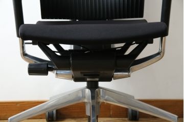 中古　超美品!!　展示品　イトーキ(ITOKI)　アルミミラー仕上げ　エラストマーバック　スピーナチェア(Spina)　高級感と快適性を兼ね備えたオフィスチェア(アームチェア、デスクチェア、回転チェア、椅子、イス)(定価約25万円)(R-083542)