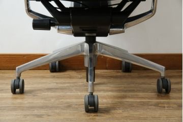 中古　超美品!!　展示品　イトーキ(ITOKI)　アルミミラー仕上げ　エラストマーバック　スピーナチェア(Spina)　高級感と快適性を兼ね備えたオフィスチェア(アームチェア、デスクチェア、回転チェア、椅子、イス)(定価約25万円)(R-083542)