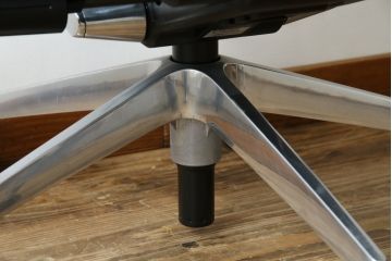 中古　超美品!!　展示品　イトーキ(ITOKI)　アルミミラー仕上げ　エラストマーバック　スピーナチェア(Spina)　高級感と快適性を兼ね備えたオフィスチェア(アームチェア、デスクチェア、回転チェア、椅子、イス)(定価約25万円)(R-083542)