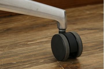 中古　超美品!!　展示品　イトーキ(ITOKI)　アルミミラー仕上げ　エラストマーバック　スピーナチェア(Spina)　高級感と快適性を兼ね備えたオフィスチェア(アームチェア、デスクチェア、回転チェア、椅子、イス)(定価約25万円)(R-083542)