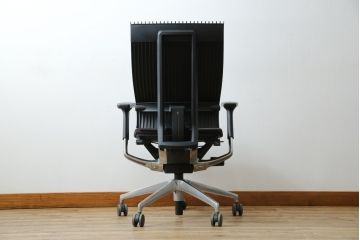 中古　超美品!!　展示品　イトーキ(ITOKI)　アルミミラー仕上げ　エラストマーバック　スピーナチェア(Spina)　高級感と快適性を兼ね備えたオフィスチェア(アームチェア、デスクチェア、回転チェア、椅子、イス)(定価約25万円)(R-083542)