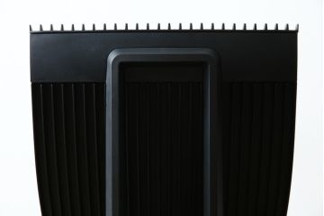 中古　超美品!!　展示品　イトーキ(ITOKI)　アルミミラー仕上げ　エラストマーバック　スピーナチェア(Spina)　高級感と快適性を兼ね備えたオフィスチェア(アームチェア、デスクチェア、回転チェア、椅子、イス)(定価約25万円)(R-083542)