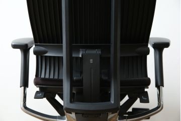 中古　超美品!!　展示品　イトーキ(ITOKI)　アルミミラー仕上げ　エラストマーバック　スピーナチェア(Spina)　高級感と快適性を兼ね備えたオフィスチェア(アームチェア、デスクチェア、回転チェア、椅子、イス)(定価約25万円)(R-083542)