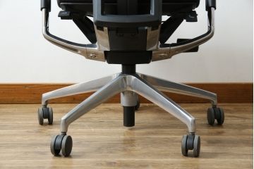 中古　超美品!!　展示品　イトーキ(ITOKI)　アルミミラー仕上げ　エラストマーバック　スピーナチェア(Spina)　高級感と快適性を兼ね備えたオフィスチェア(アームチェア、デスクチェア、回転チェア、椅子、イス)(定価約25万円)(R-083542)