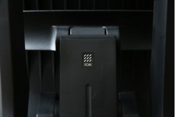 中古　超美品!!　展示品　イトーキ(ITOKI)　アルミミラー仕上げ　エラストマーバック　スピーナチェア(Spina)　高級感と快適性を兼ね備えたオフィスチェア(アームチェア、デスクチェア、回転チェア、椅子、イス)(定価約25万円)(R-083542)