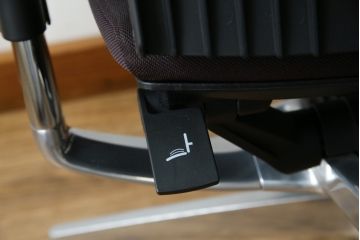 中古　超美品!!　展示品　イトーキ(ITOKI)　アルミミラー仕上げ　エラストマーバック　スピーナチェア(Spina)　高級感と快適性を兼ね備えたオフィスチェア(アームチェア、デスクチェア、回転チェア、椅子、イス)(定価約25万円)(R-083542)