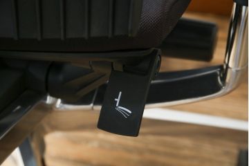 中古　超美品!!　展示品　イトーキ(ITOKI)　アルミミラー仕上げ　エラストマーバック　スピーナチェア(Spina)　高級感と快適性を兼ね備えたオフィスチェア(アームチェア、デスクチェア、回転チェア、椅子、イス)(定価約25万円)(R-083542)
