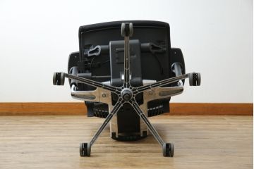 中古　超美品!!　展示品　イトーキ(ITOKI)　アルミミラー仕上げ　エラストマーバック　スピーナチェア(Spina)　高級感と快適性を兼ね備えたオフィスチェア(アームチェア、デスクチェア、回転チェア、椅子、イス)(定価約25万円)(R-083542)