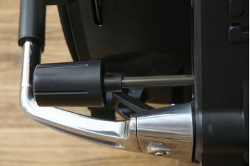 中古　超美品!!　展示品　イトーキ(ITOKI)　アルミミラー仕上げ　エラストマーバック　スピーナチェア(Spina)　高級感と快適性を兼ね備えたオフィスチェア(アームチェア、デスクチェア、回転チェア、椅子、イス)(定価約25万円)(R-083542)