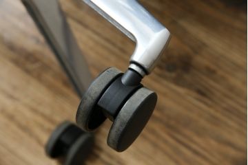 中古　超美品!!　展示品　イトーキ(ITOKI)　アルミミラー仕上げ　エラストマーバック　スピーナチェア(Spina)　高級感と快適性を兼ね備えたオフィスチェア(アームチェア、デスクチェア、回転チェア、椅子、イス)(定価約25万円)(R-083542)