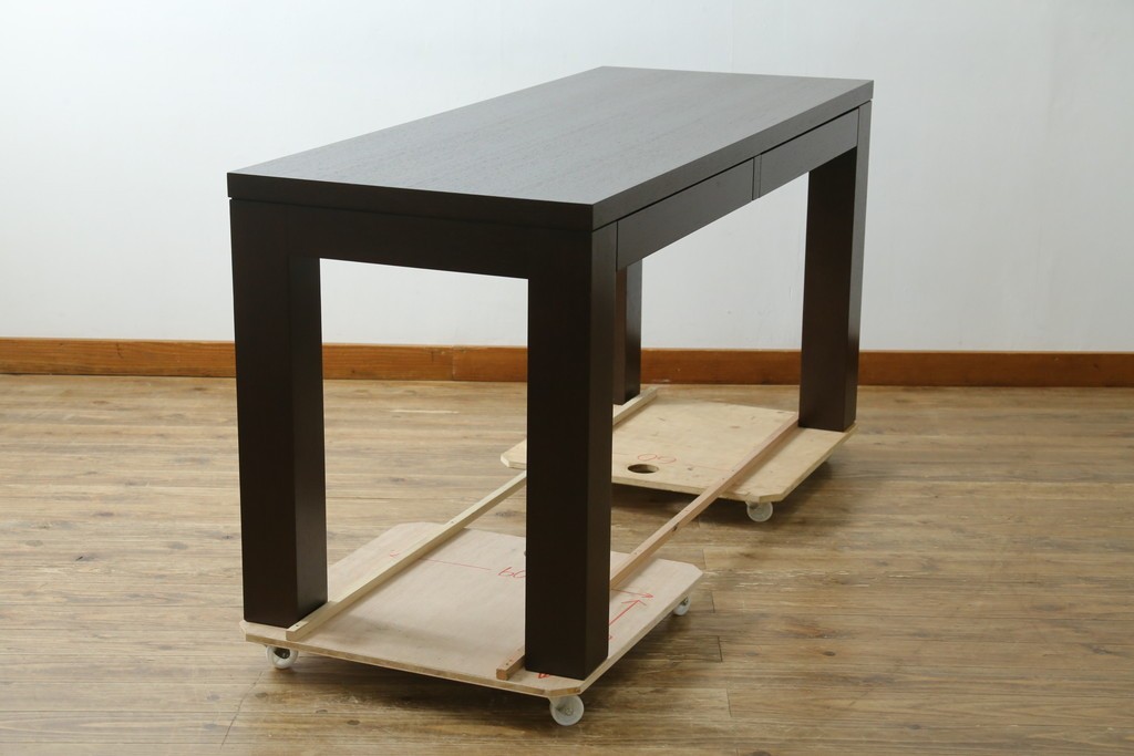 中古　カッシーナ(Cassina)　カトリーヌ・メミ(Catherine Memmi)　高級感漂うモダンなデザインのマンハッタンデスク　定価約39万円　(R-083544)
