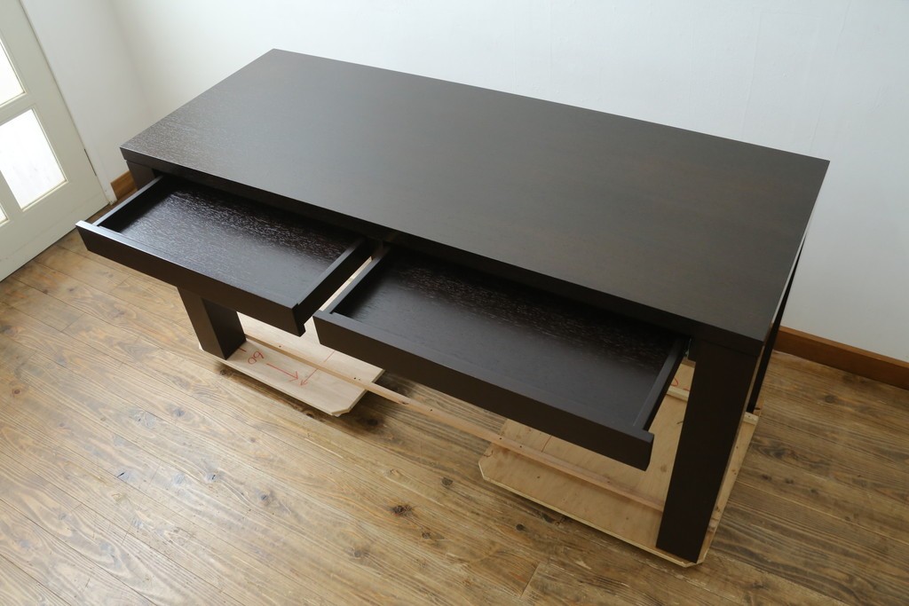 中古　カッシーナ(Cassina)　カトリーヌ・メミ(Catherine Memmi)　高級感漂うモダンなデザインのマンハッタンデスク　定価約39万円　(R-083544)