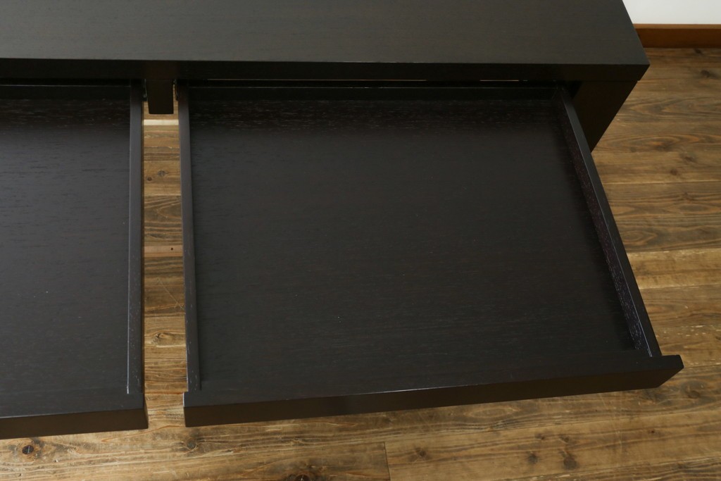 中古　カッシーナ(Cassina)　カトリーヌ・メミ(Catherine Memmi)　高級感漂うモダンなデザインのマンハッタンデスク　定価約39万円　(R-083544)