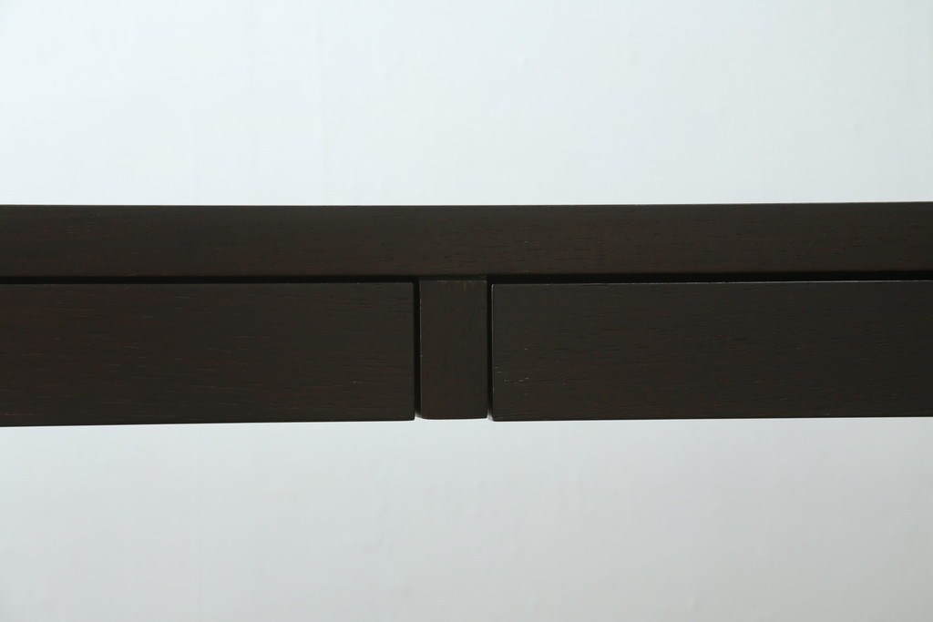 中古　カッシーナ(Cassina)　カトリーヌ・メミ(Catherine Memmi)　高級感漂うモダンなデザインのマンハッタンデスク　定価約39万円　(R-083544)