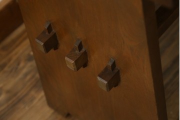 和製ビンテージ　樺(カバ)材　和とモダンデザインが融合した楔(クサビ)式横桟の民芸風ローテーブル　(R-083545)