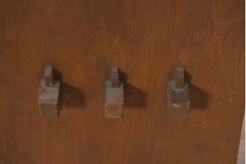 和製ビンテージ　樺(カバ)材　和とモダンデザインが融合した楔(クサビ)式横桟の民芸風ローテーブル(サイドテーブル、花台、飾り台、ディスプレイ台、ヴィンテージ)(R-083545)