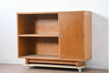 和製ビンテージ　昭和レトロな雰囲気漂う!シンプルでモダンなデザインが魅力の脚付き木製サイドボード(本棚、サイドキャビネット、収納棚、戸棚、ヴィンテージ)(R-083546)